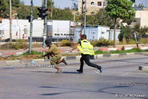 فلسطيني يطارد جندي صهيوني