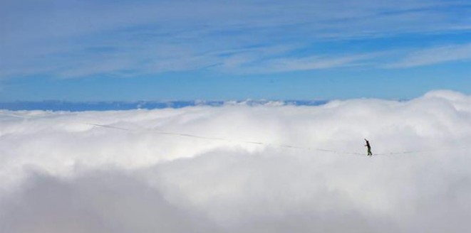 متهور يمشي فوق الغيوم