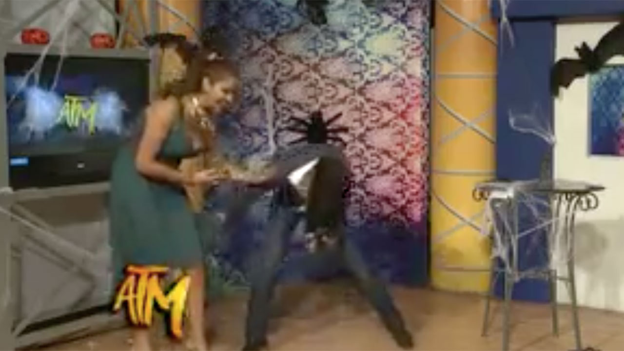 بالصور: مذيع يتحرشه بزميلته في برنامج على الهواء بطريقة سخيفة.. تم فصله مباشرة 1 مذيع يتحرشه بزميلته