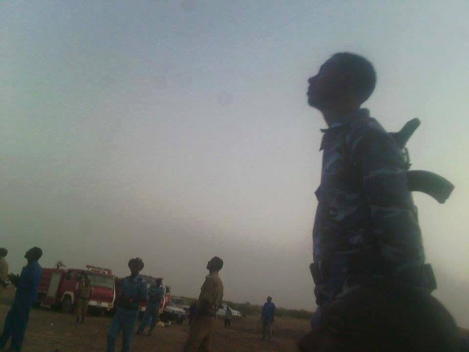 بالصور: مواطن من مدينة (الدامر) معلق منذ يوم أمس على أحد ابراج الضغط العالى يشكو من ارتفاع وغلاء الأسعار 3 معلق