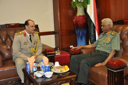 وزير الدفاع مع ملحق مصري