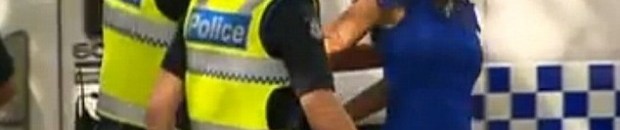 إعتقال فتاة حسناء هاجمت شرطياً