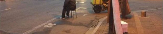 ابن يجبر والديه على الجلوس في الشارع لمراقبة جراج سيارته