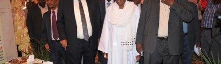 مواطن يستغل فرصة ويطلب مساعدة من نائب الرئيس السوداني.. الحضور يشيدوا بتعامل بكري الراقي 10 بكري تمور