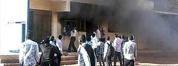 احتواء احداث شغب بكلية التربية جامعة القران الكريم.. بعض طلاب دارفور يحرقون الكلية 10 حريق
