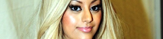 فرنسية جزائرية الأصل تعبر عن وطنيتها بصور "فاضحة" 10 زاهية دهار