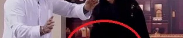 شاهد بالفيديو.. مذيعة تنفجر ضحكًا بعد سقوط ضيفها العميد على الهواء 10 ساحر إماراتي يرعب مذيعة