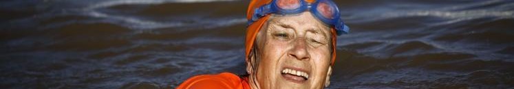 شاهد بالفيديو: السفيرة الهولندية بالسودان تفي بوعدها وتعبر نهر النيل سباحة رفقة سبع سودانيات 10 سوزان بلانكهارت