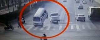 بالفيديو: لغز حادث غريب ظهر في فيديو وعجز عن تفسيره الملايين.. سيارات تهتز وترتفع عن الأرض، والملايين في العالم عجزوا عن معرفة السبب 10 سيارات تهتز وترتفع عن الأرض