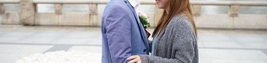 شاب تقدم لخطبة صديقته الحامل بـ50 حفاضة على شكل قلب