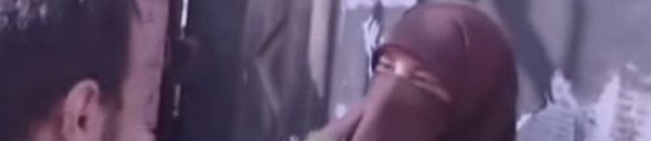 طالبة منقبة تحرج شاب