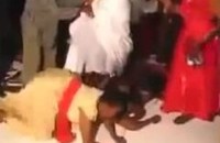 بالفيديو.. طفل يضع عروس في موقف محرج أثناء حفل الزفاف 10 عروس تؤدي طقوسا غريبة