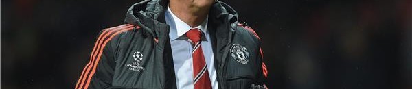 بالفيديو: فان جال ينتزع الضحكات في أولد ترافورد.. ويوضح حقيقة تصرفه الغريب أمام أرسنال 10 فان غال