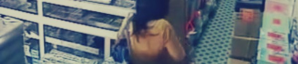 فتاة تسرق من مكتبة