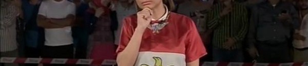 مصري يقبل زوجته على الهواء