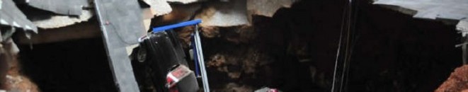 بالصور: هبوط أرضي يبتلع 12 سيارة في أمريكا 14 يبتلع 12 سيارة في أمريكا