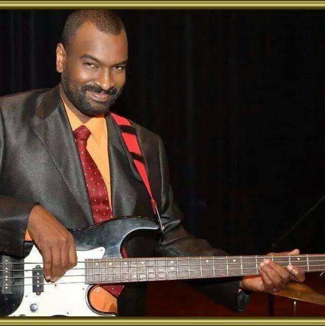 صفحات مواقع التواصل الاجتماعي تهتز لرحيل عازف آلة (البيز) السوداني المعروف محمد بشير.. أصدقائه يعددون محاسنه..وصورة توضح أن الراحل كان يتحدث عن الموت في آخر كتاباته 1 11918934 1635860926672535 1158819079018840478 n