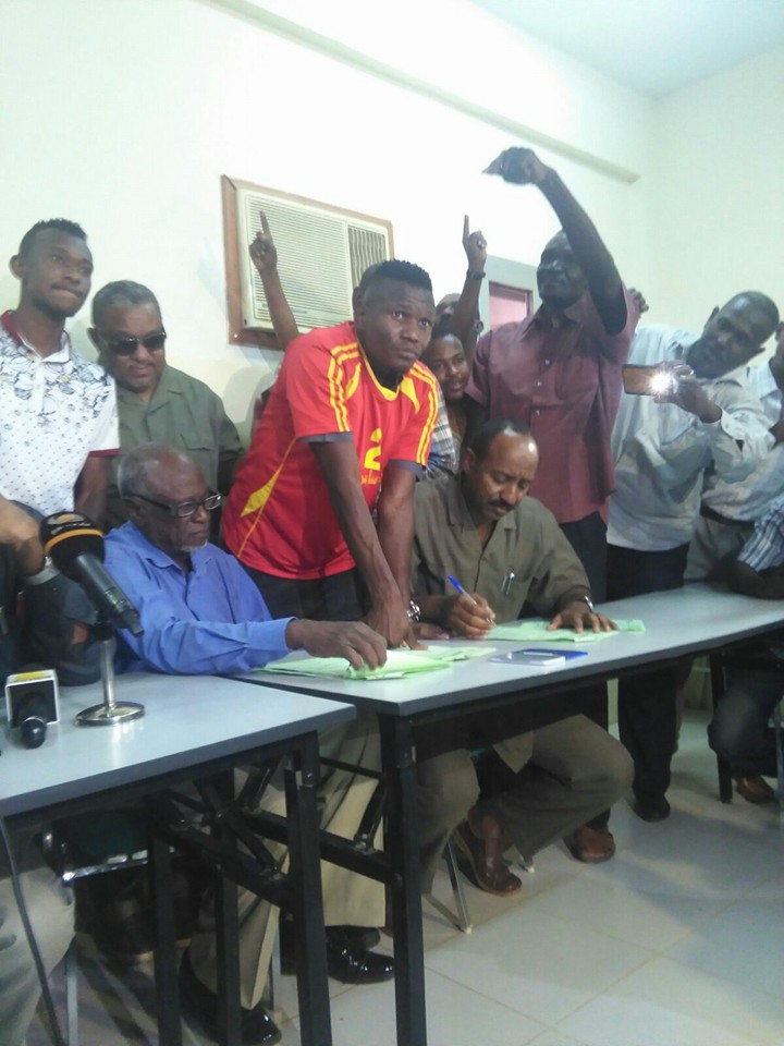 عاجل وبالصور.. المريخ يحسم الجدل وينهي مسلسل أمير المدافعين بالتجديد مقابل 3 مليار جنيه..اللاعب رفض عرض الهلال الخرافي وفضل تجديد الولاء لناديه 2 12196000_1743284419239695_722518791537200803_n