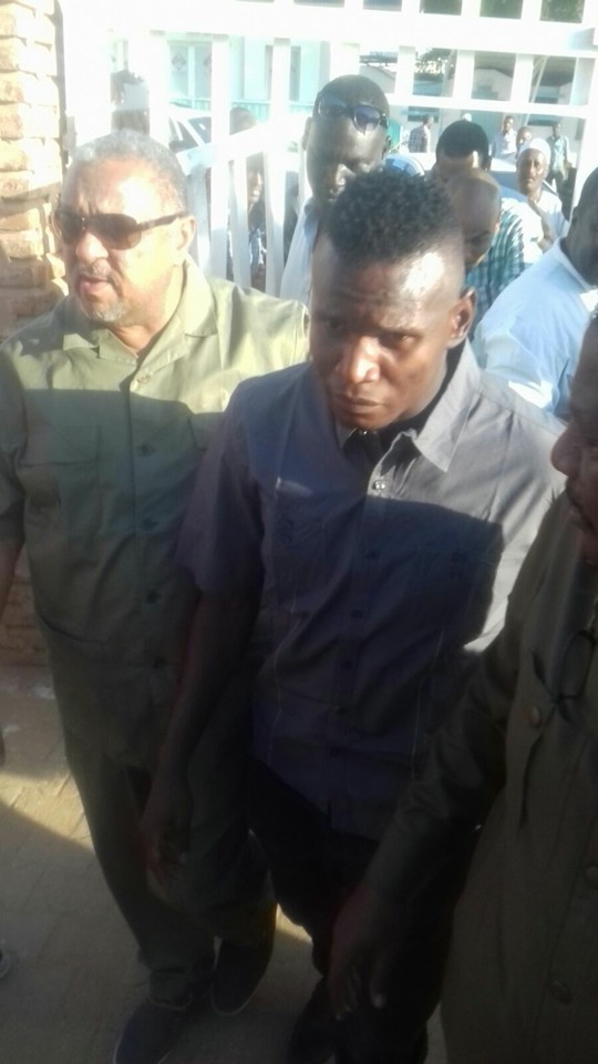 عاجل وبالصور.. المريخ يحسم الجدل وينهي مسلسل أمير المدافعين بالتجديد مقابل 3 مليار جنيه..اللاعب رفض عرض الهلال الخرافي وفضل تجديد الولاء لناديه 3 12196087_1743281762573294_447001100413321144_n