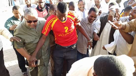 عاجل وبالصور.. المريخ يحسم الجدل وينهي مسلسل أمير المدافعين بالتجديد مقابل 3 مليار جنيه..اللاعب رفض عرض الهلال الخرافي وفضل تجديد الولاء لناديه 4 12227234_979811635432465_6321321719551449854_n