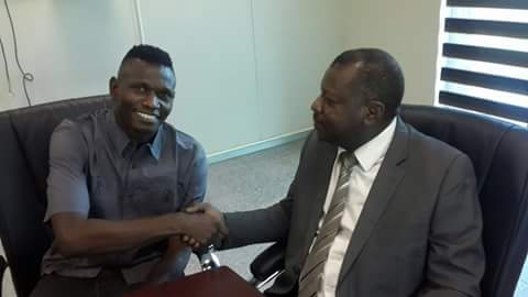 عاجل وبالصور.. المريخ يحسم الجدل وينهي مسلسل أمير المدافعين بالتجديد مقابل 3 مليار جنيه..اللاعب رفض عرض الهلال الخرافي وفضل تجديد الولاء لناديه 6 12231310_1051157021614468_977297270_n