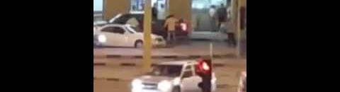 رجلان يحلان مشكلة في حادث مروري على طريقة الأطفال 10 12728964