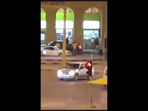 رجلان يحلان مشكلة في حادث مروري على طريقة الأطفال 1 12728964