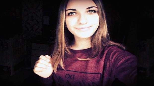 بالفيديو .. فتاة تستعرض مهرها على طريقة ناقة بالذهب 1 الفتاة التي جلست فوق قنبلة الطائرة الروسية