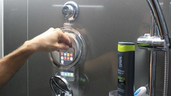 تسريبات تكشف مواصفات قياسية لـ هواتف Honor 50 1 الهاتف في الحمام