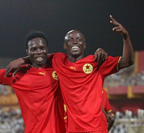 في مفاجأة غير متوقعة.. المريخ يطلق سراح محترفه الغاني الموهوب للخرطوم الوطني مقابل الحصول علي نجم الكوماندوز عاطف خالد 1 اوكرا