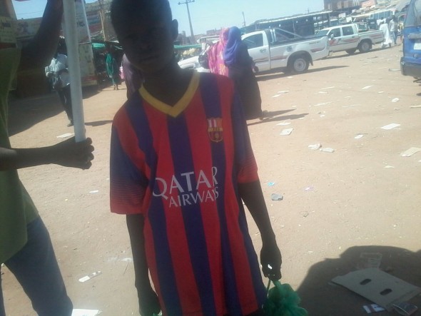 الطفل ياسر.. بائع ليمون ترك الدراسة ليعول أخوته الصغار و يحلم بدراسة الطب 1 بائع متجول