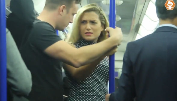 أستراليا تفتح تحقيقا غير مسبوق في العالم لمواجهة التحرش الجنسي في أماكن العمل 1 تصرف راكب عندما شاهد امرأة تعرضت للتحرش