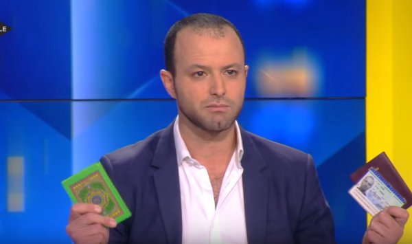 جزائري يرفع المصحف