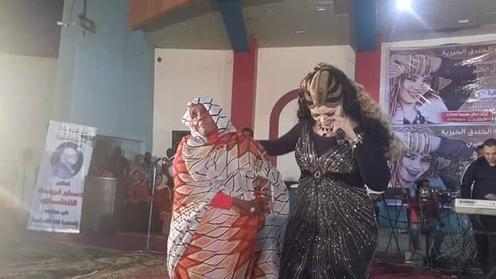 بالصورة.. المطربة السودانية جواهر تذرف الدموع لحظة مقابلتها والدة الراحل محمود عبد العزيز 2 جواهر