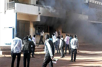 احتواء احداث شغب بكلية التربية جامعة القران الكريم.. بعض طلاب دارفور يحرقون الكلية 1 حريق