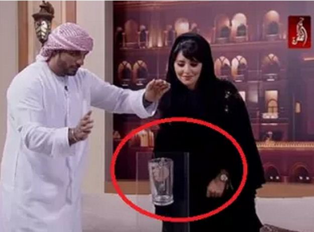 شاهد بالفيديو.. مذيعة تنفجر ضحكًا بعد سقوط ضيفها العميد على الهواء 1 ساحر إماراتي يرعب مذيعة