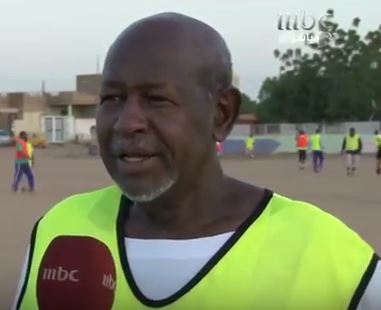 بالفيديو.. رجل سوداني في السبعين من عمره يدهش مذيعة mbc بممارسته لكرة القدم بشكل منتظم ..يعتبرها أولوية ويقدمها حتى علي العمل 1 سوداني فيي صدي الملاعب