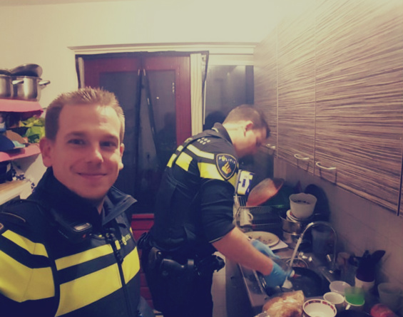 شرطيان يكتسبان الإحترام في هولندا