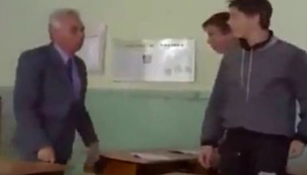 بالفيديو: طالب يلقن معلم علقة ساخنة داخل الفصل 1 طالب يلقن معلم علقة ساخنة