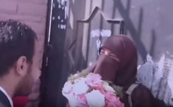 طالبة منقبة تحرج شاب