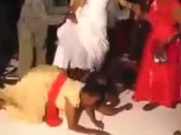 بالفيديو.. طفل يضع عروس في موقف محرج أثناء حفل الزفاف 1 عروس تؤدي طقوسا غريبة