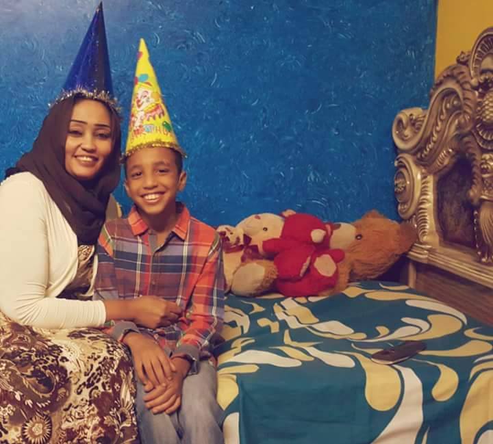 بالصور.. الصحفية فاطمة الصادق تضع (الطربوش) علي رأسها احتفالاً بعيد ميلاد ابنها وتتلقي التهاني من أهل الفن والإعلام 3 فاطمة عيد ميلاد 2