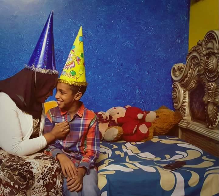 بالصور.. الصحفية فاطمة الصادق تضع (الطربوش) علي رأسها احتفالاً بعيد ميلاد ابنها وتتلقي التهاني من أهل الفن والإعلام 2 فاطمة عيد ميلاد1