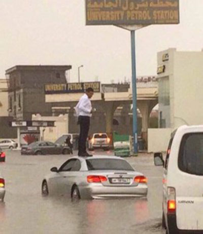 شاهد بالفيديو.. لحظة إنقاذ شباب من الغرق بمكة 1 قطر تغرق في