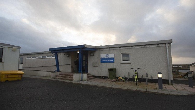 بالفيديو: شاهد (أساتذة) يهربون من فوق (حيطة) المدرسة 1 مدرسة تضم تلميذا واحدا