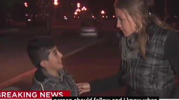 مراسلة قناة CNN الأمريكية تقطع تقريرها على الهواء للتحدث مع طفل لاجئ