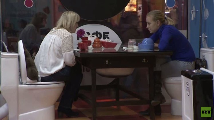 بالفيديو.. امرأة تتفاجأ بظهور زوجها المتوفى قبل 9 سنوات في مقطع ترويجي لمطعم هندي 1 مطعم يقدم أطعمته في مراحيض