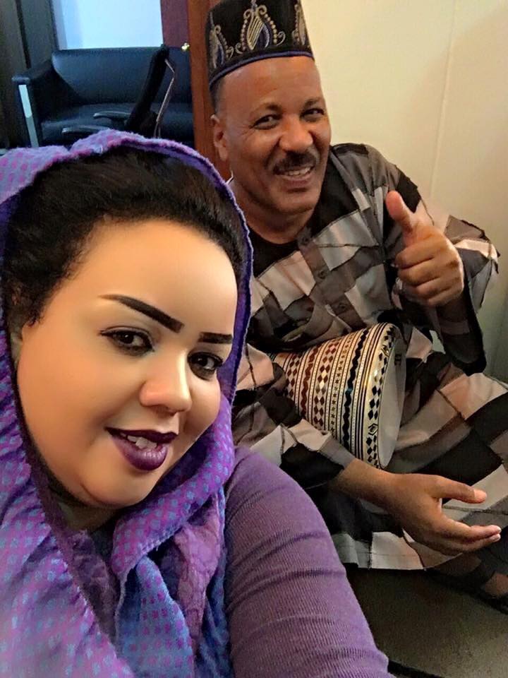 بالصور.. ندي القلعة (تدلع) عازفيها بالسمك.. والجمهور يشيد بعلاقتها القوية مع فرقتها 1 ندي سمك