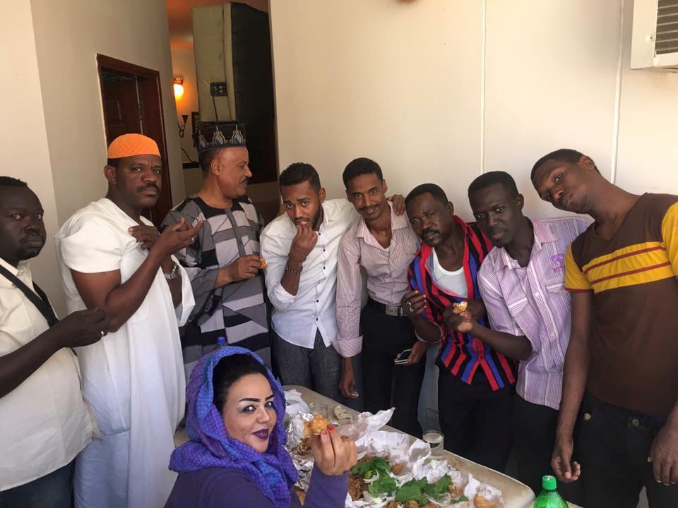 بالصور.. ندي القلعة (تدلع) عازفيها بالسمك.. والجمهور يشيد بعلاقتها القوية مع فرقتها 3 ندي سمك2