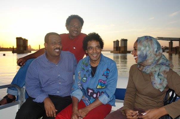 شاهد الصورة.. التي جمعت المذيعة نسرين النمر و الفنان النوبي محمد منير قبل عدة سنوات.. نجمة النيل الأزرق تكشف من خلالها الكثير عن الفنان النوبي وتلقبه بــ(الكنج) 2 نسرين النمر